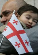 Мальчик на руках у отца