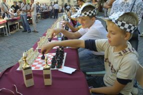 Сеанс одночасної гри в шахи на 214 дошках