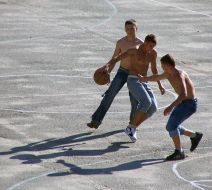 Парни играют в баскетбол