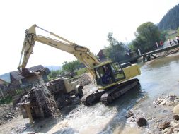 Екскаватор прочищає русло річки Сирет