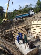 Робітники на відновленні мосту