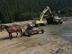 Місцеві мешканці долають убрід річку Сирет