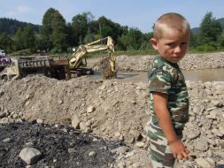 Екскаватор прочищає русло річки Сирет