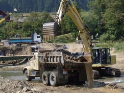 Екскаватор прочищає русло річки Сирет