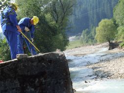 Робітники на відновленні мосту