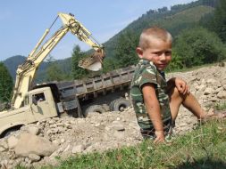 Екскаватор прочищає русло річки Сирет