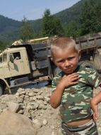 Екскаватор прочищає русло річки Сирет