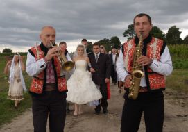 Newlyweds are going to the wedding ceremony