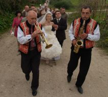 Newlyweds are going to the wedding ceremony