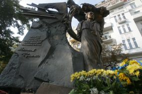 Возложение цветов к памятнику лидера партии Народный Рух Украины Вячеслава Чорновола