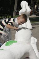 Мальчик раскрашивает гипсовую фигуру