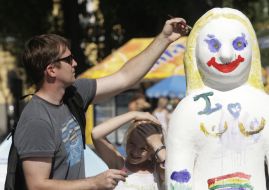 Мужчина раскрашивает гипсовую фигуру