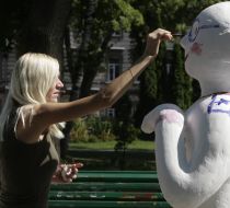 Девушка раскрашивает гипсовую фигуру