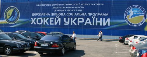 Cars parked near first Ice palace