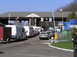 Автомобили стоят на контрольно-пропускном пункте ”Убля - Малый Березный”