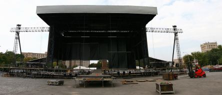 Preparation to the concert of  rock band ”Queen”