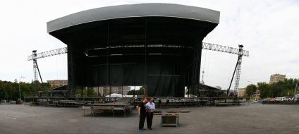 Preparation to the concert of  rock band ”Queen”