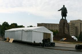 Preparation to the concert of  rock band ”Queen”