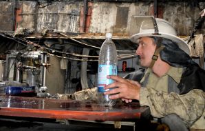 Пожежник п’є воду