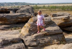 Дівчинка гуляє територією заповідника ”Кам’яна могила”
