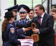 Юрий Луценко вручает символический ”ключ”