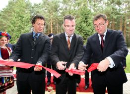 Юрий Луценко разрезает ленту