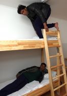 Мигранты в комнате для задержанных