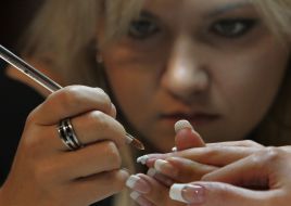Master by the manicure inflicts picture on fingernails