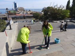 The habitants of city clean up the Potyomkin`s stairs