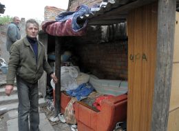 Временное жилье детей во дворе сгоревшего дома