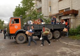 Жители дома выносят свои вещи