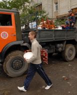 Жители дома выносят свои вещи