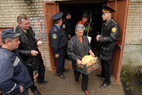 Жители дома выносят свои вещи