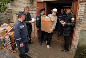 Жители дома выносят свои вещи