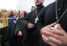 Священнослужителі та прочани під час божественної літургії