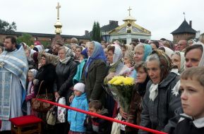 Прочани під час божественної літургії