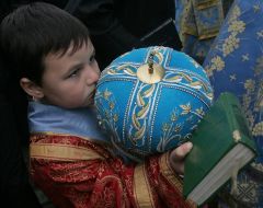 Хлопчик тримає митру