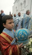 Хлопчик тримає митру