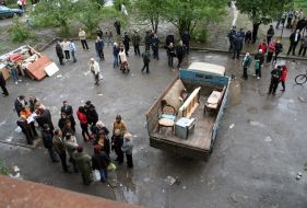 Жители разрушенных квартир