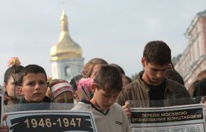 Діти тримають плакати