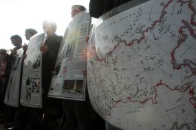 Діти тримають плакати