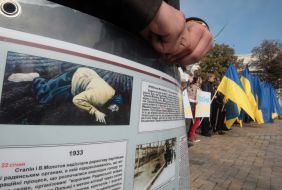 Діти тримають плакати