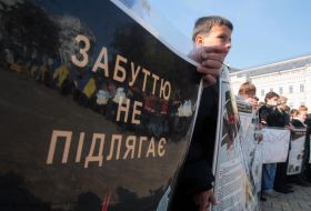 Діти тримають плакати