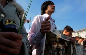 Діти тримають плакати