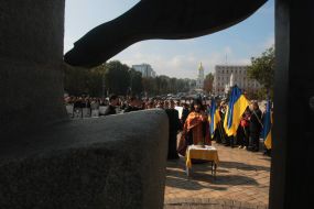 Священослужитель проводить молебен