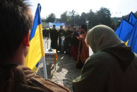 Священослужитель проводить молебен