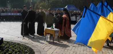 Священослужитель проводить молебен