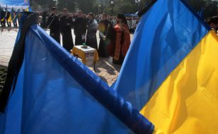 Священослужитель проводить молебен