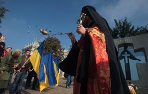 Священослужитель проводить молебен