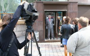 Телеоператор снимает очередь